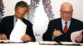 Andreas Treichl (General Manager of the Erste Group) and Günter Geyer (former CEO and current Chairman of the VIG Supervisory Board) sign a cooperation agreement in 2008 (photo, © Pitterle)