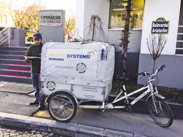 Collecting waste paper by cargo bicycle (photo, © Omniasig)