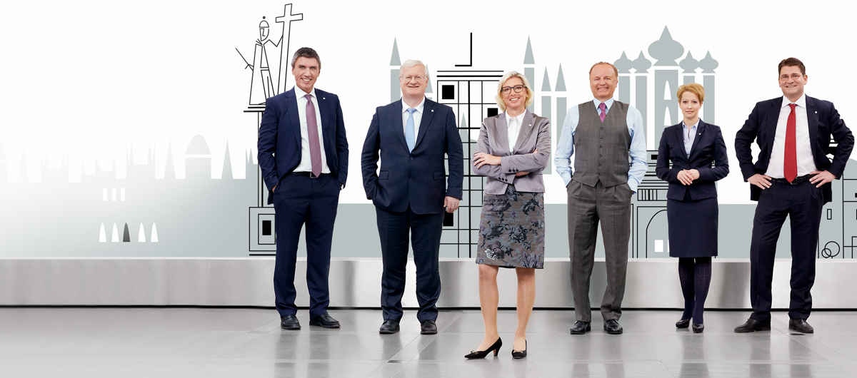 Das Vorstandsteam der VIG: Roland Gröll, Martin Simhandl, Elisabeth Stadler, Franz Fuchs, Judit Havasi, Peter Höfinger (v.l.n.r.)  Foto, © Ian Ehm; Illustration, © Frank Maier