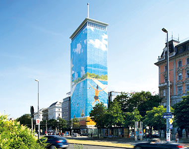 Wrapping of the Ringturm with Tanja Deman's “Joys of Summer” theme (photo, © Wiener Städtische Versicherungsverein/Robert Newald)