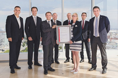 Chairwoman Ms. Stadler accepts the award (photo, © Sebastian Philipp)